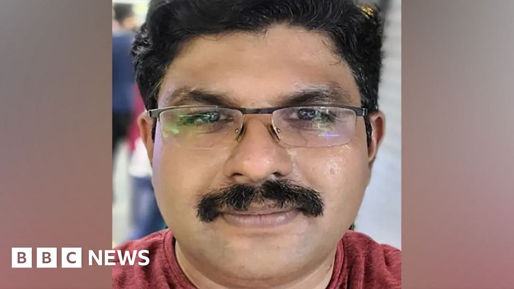 Жінку затримали після смерті чоловіка, якого вона звинувачувала в сексуальних домаганнях.