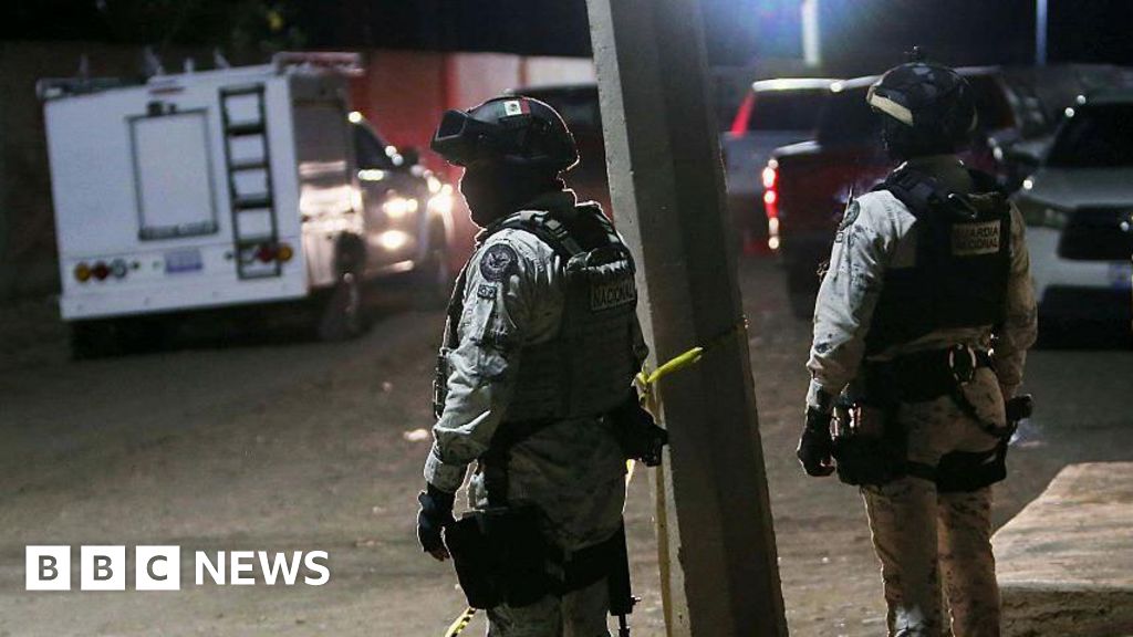 Злочинці увірвалися на футбольне поле в Мексиці й вбили щонайменше 11 осіб.