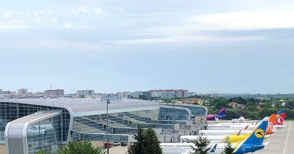 Львівська обласна рада направила звернення до глави держави та уряду через небезпеку для аеропорту.