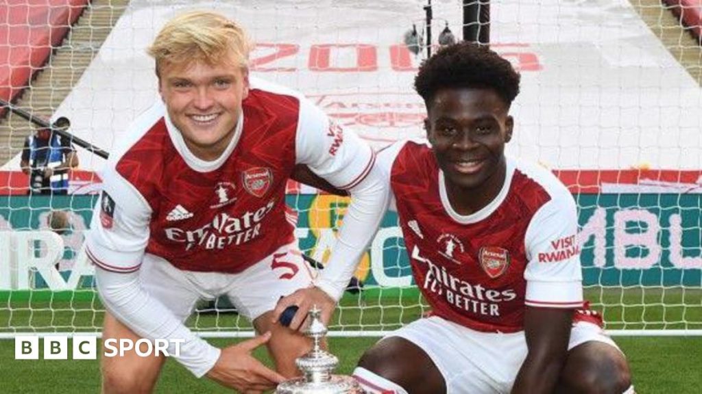 Медаль переможців Кубка Англії, капітанська пов’язка Одергаарда та малювання з Артетою