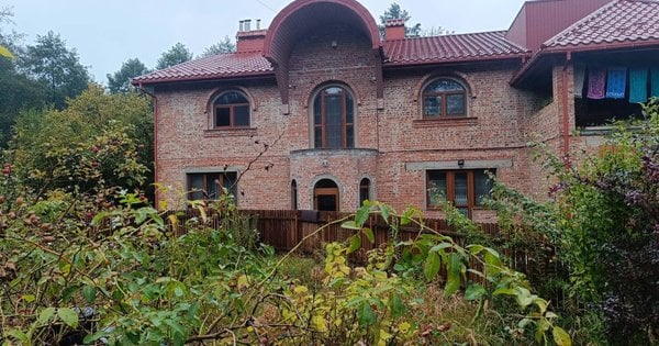 Прокуратура проводить розслідування самовільного зведення великого будинку на березі ставка Стосика у Львові.