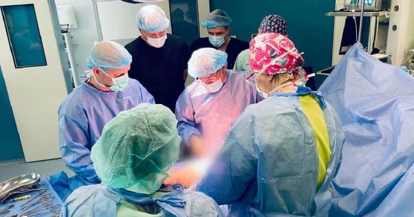 У Львові спільно польські та українські медики виконали складну операцію 11-річній дівчинці з рідкісною пухлиною в області таза.