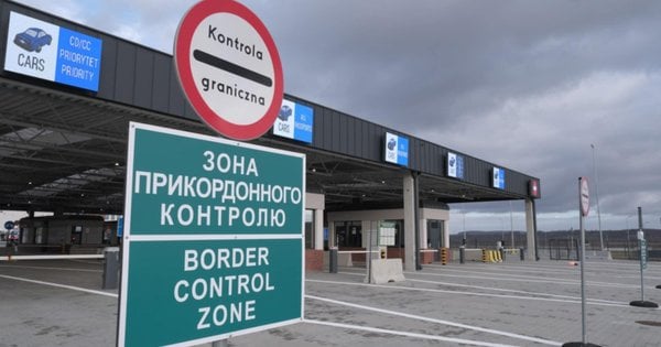 У Рівному судили шістьох організаторів незаконного переправлення 25 ухилянтів за кордон.