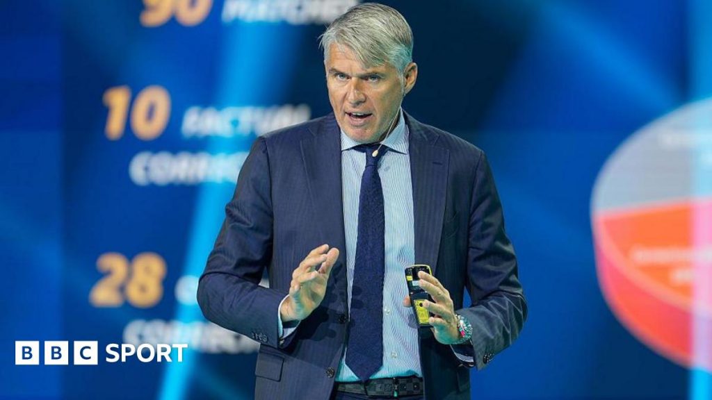 ВАР став надто дрібним — очільник арбітрів УЄФА