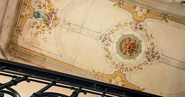 Житловий будинок на вул. Кравчука, 8 у Львові: фрески з флористичним малюнком на стелі — фото