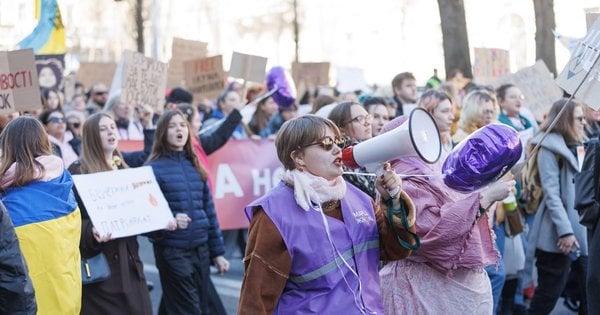 Акція протесту у Львові 8 березня - невідомі кинули траурний вінок у жінок-учасниць - відео