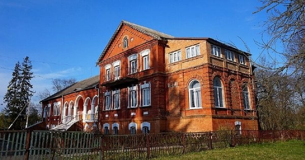 Божиківці на Хмельниччині: палац, перетворений на школу