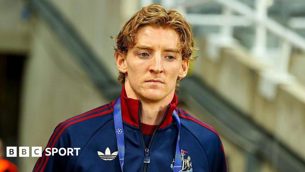 Ентоні Гордон: Хоу захищає нападника Ньюкасла після критики Ширера та Кіна