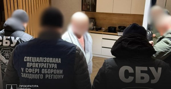 Колишній керівник ТЦК на Хмельниччині просив два автомобілі за допомогу з мобілізацією