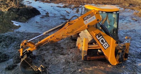 Причини відсутності води у Львові 1 березня: аварійне пошкодження труби – які райони залишилися без води, точки роздачі води