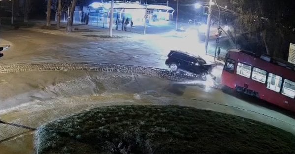 У Львові водій позашляховика втік з місця лобової аварії з трамваєм
