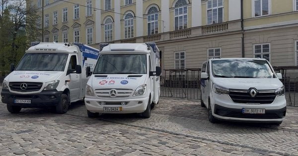 Медична підтримка на фронті – у Львові передали мобільний стоматологічний кабінет та швидку для військових