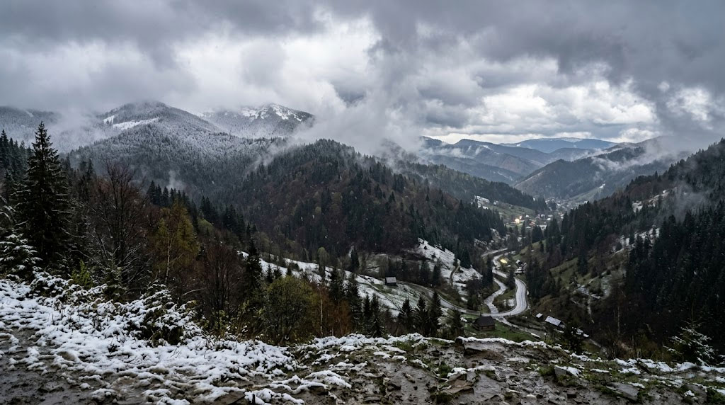 У Карпатах знову мокрий сніг, а вдень лише до плюс 14. Яким буде найближчий прогнозс