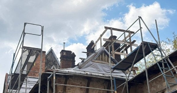 Пошкоджену російським обстрілом у Львові віллу Сонечко взялися ремонтувати