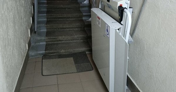 У Львові в будинку для дитини з інвалідністю встановили ліфт.