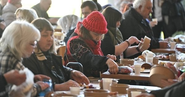 У місті організували сніданок для малозабезпечених людей, фото