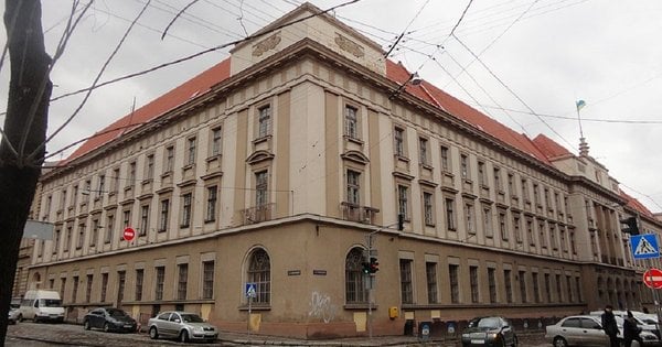 В Укрпошти мають намір відібрати будівлю центрального поштового відділення Львова