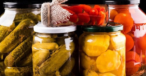 Підозра на ботулізм: 61-річний чоловік зі Львова опинився на лікарняному ліжку через прострочені консервовані овочі