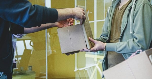 Поліцейський з Рівненщини торгував радянською атрибутикою та ножами: у Львові оголосили вирок