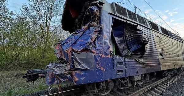 У Львівській області автокран зіткнувся з потягом, є загиблі: фото
