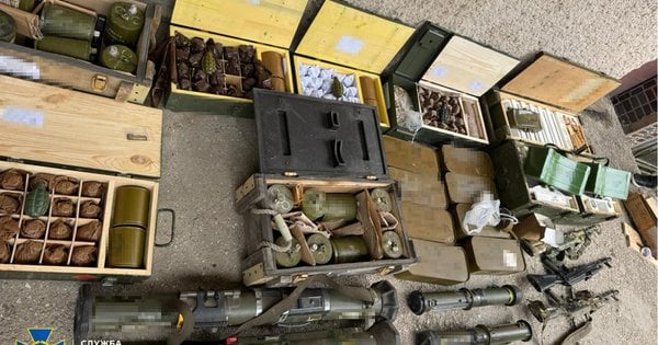 У прикарпатського військового конфіскували зброю на 4 млн грн: сотні гранат, гранатомети та автомати Калашникова.