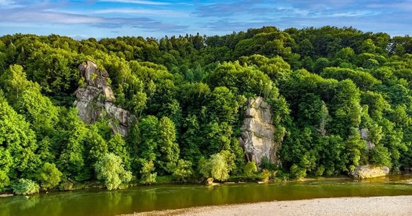 Де відпочити на Львівщині в спеку: 7 місць у лісі з прохолодними печерами
