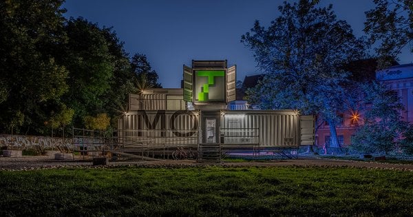 Монтаж осіннього тимчасового модуля у Львові — обговорення виставкової платформи