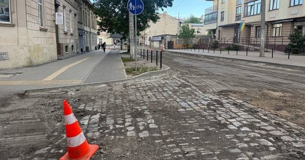 На вулиці Героїв УПА під асфальтом виявили старовинну кам'яну мостову - фото