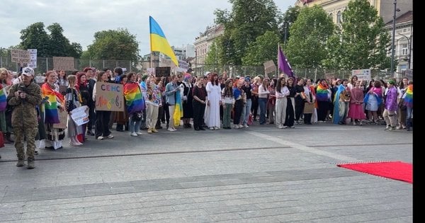 Прайд у Львові — у центрі міста одностатеві партнери поєдналися шлюбом