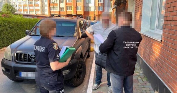 Правоохоронці викрили адвоката та двох чиновників у масштабній земельній оборудці на Хмельниччині зі збитками на 53 млн грн.