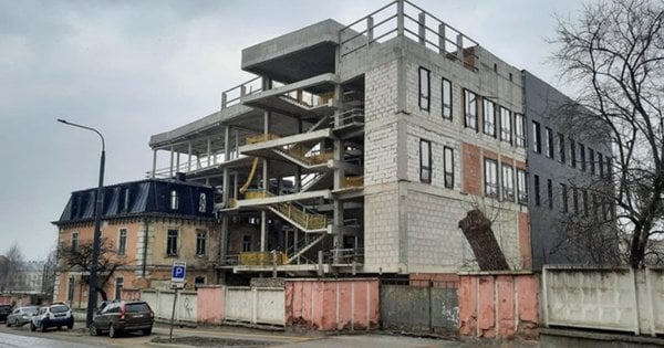 Львівський осередок польської культури перетворився на довгобуд.