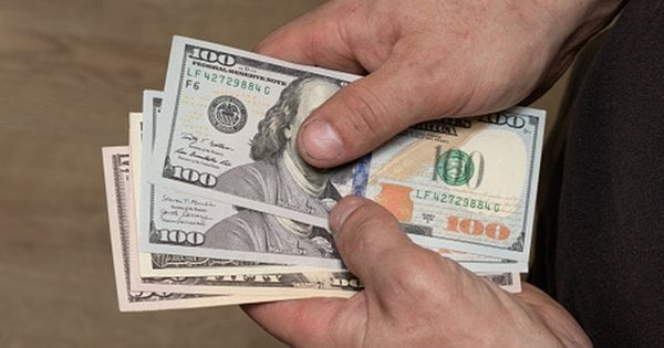 Львівський поліцейський зажадав 3 тисячі доларів за уникнення доставлення до ТЦК: суд ухвалив рішення