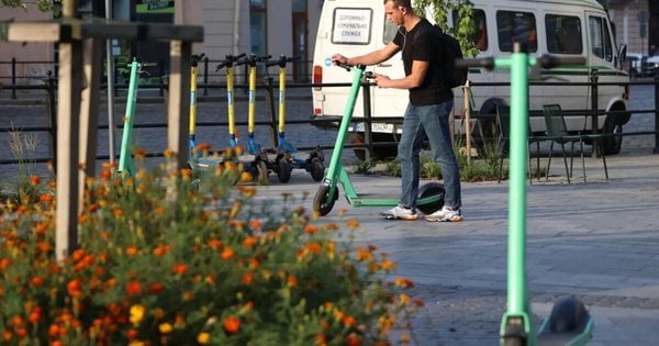 Оновлені норми користування електросамокатами у Львові: обов'язкові шоломи, правила паркування та вікові ліміти