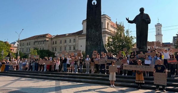 Сотні мешканців Львова влаштували акцію на підтримку міністра оборони Михайла Федорова