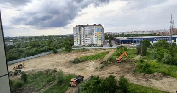 У Франківську жителі багатоповерхівки протестують проти будівництва 16-поверхового будинку – деталі конфлікту