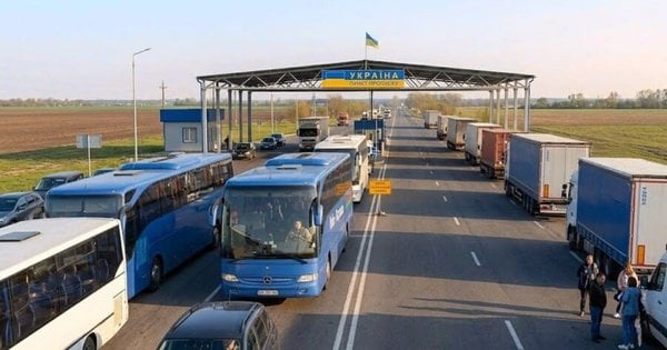 У Рівному засудили директора транспортної фірми, який незаконно переправив за кордон 16 осіб.