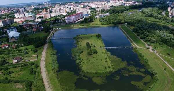 В Івано-Франківську місцева влада надала ділянку біля озера бізнесменам, але землю через суд повертають.