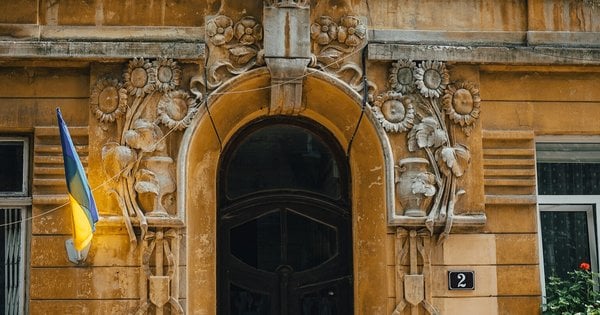 Житловий будинок на вул. Глібова, 2 у Львові: історія кам’яниці з соняхами та її мешканці, фото