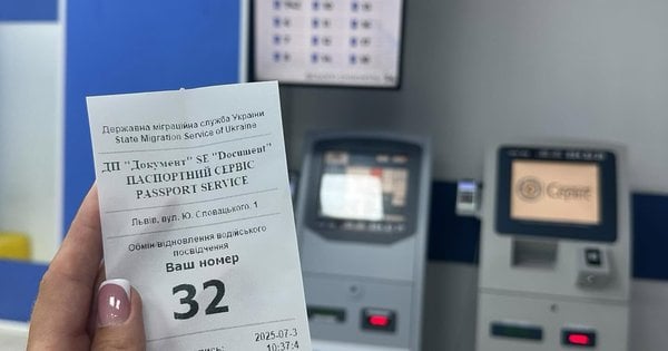 Отримання закордонного паспорта у Львові: як взяти талон і чому це складно