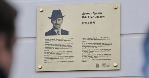 Пограбування меморіальної дошки Джохару Дудаєву у Львові: суд призначив покарання вандалам