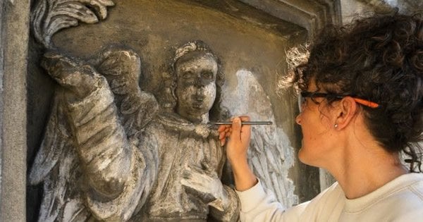 Реставрація рельєфу з архангелом на монастирі бернардинів у Львові: фото