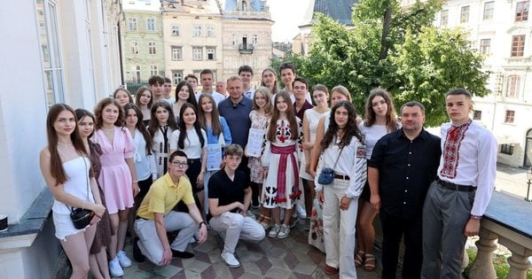 Відмінні результати НМТ: у Львові випускники отримали грошові винагороди від міської ради