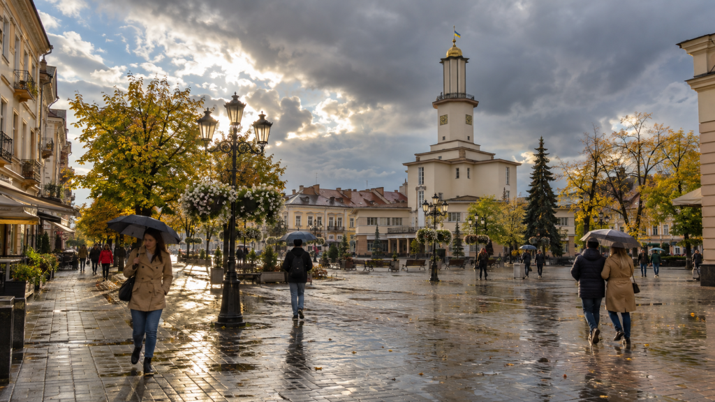 Осінні гойдалки - погода у Франківську на місяць