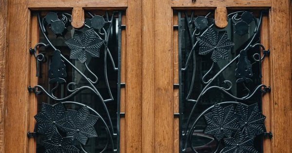 Будинок на Коцюбинського, 5 у Львові: відновили ворота з каштаном - фото