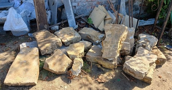 Хрести січових стрільців виявили під асфальтом під час ремонту на вул. Сахарова у Львові