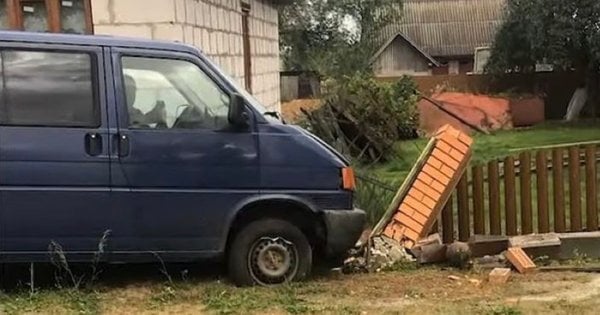 Нетверезий працівник ТЦК на бусі врізався в огорожу на Рівненщині: прохання перевести солдата до бойової частини