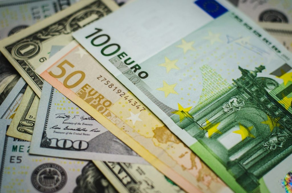 Графік курсу валют на моніторі
