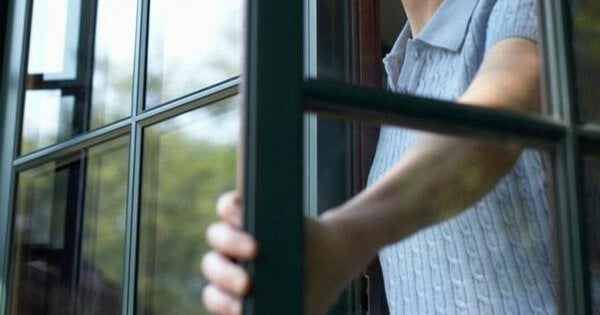 Трагедія в Івано-Франківську: мешканка житлового комплексу впала з третього поверху