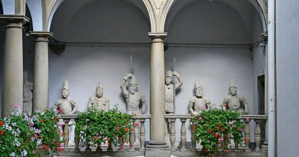Відреставрований фасад палацу Корнякта у Львові доповнили моделями скульптур лицарів – фото