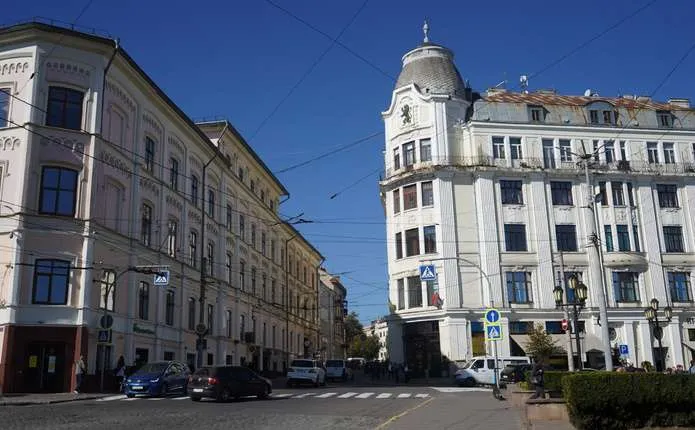 муляж житлового комплексу з кресленнями та калькулятором на столі